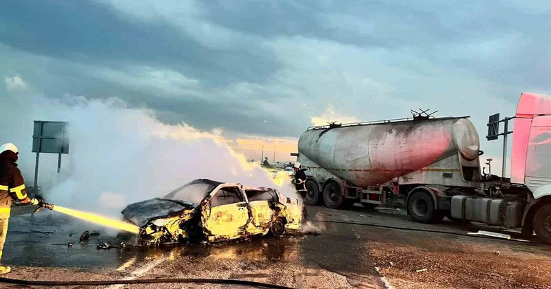 Adana da refüje çarpan otomobil havalanıp tırın kupasıyla dorsesi arasından geçti! Sürücü alev alan araçtan kendisi çıktı