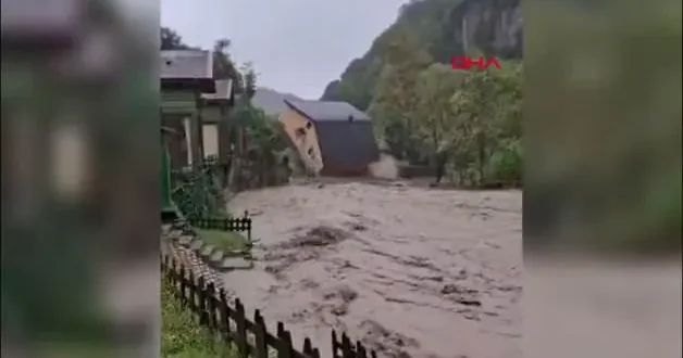 Sakarya da sağanak nedeniyle dere kenarındaki iki katlı ev yıkıldı