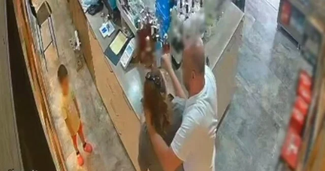 İzmir de kan donduran görüntü: Çocuğunun gözü önünde eşini darp edip boğmaya çalıştı Anlaşmalı boşanmayı zorla imzalatmak için çocuğunun önünde karısını dövdü İzmir Son Dakika Haberleri Habertürk Yerel Haberler