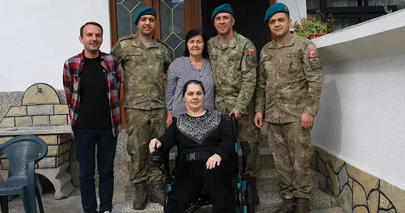 Mehmetçik ten Kosova’da özel gereksinimli bireye akülü tekerlekli sandalye