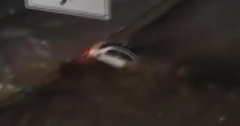 Sarıyer de selde sürüklenen otomobil, bariyerde durdu