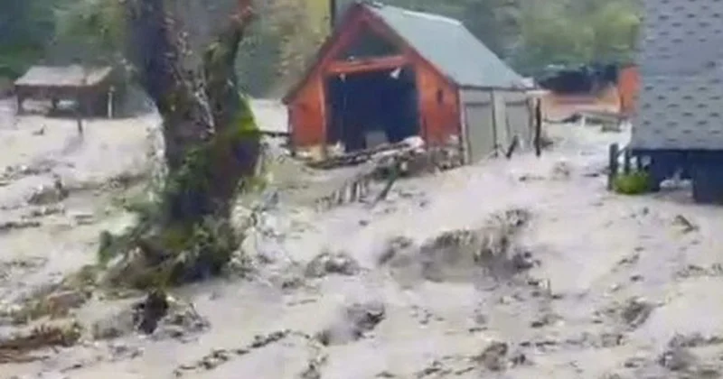 Sapanca da sel: Bungalov dereye kapılarak sürüklendi