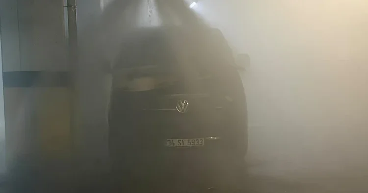 Gece yarısı otoparkta yangın paniği: Site sakinleri sokağa döküldü