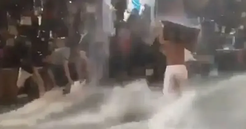 Fatih’te su baskınıyla mücadele eden esnaf akıntıya kapılmaktan son anda kurtuldu