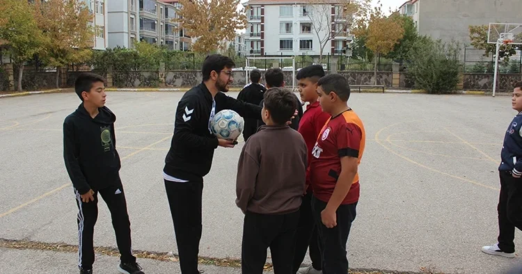 Görme engelli Abdülkadir, 11 yıl önce mezun olduğu ortaokula beden eğitimi öğretmeni oldu
