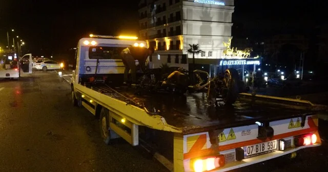 Antalya da 22 yaşındaki gencin yürek yakan ölümü: 7 saat önce Ölürüz dedi, kazada hayatını kaybetti Otomobil ile çarpışan motosiklet bariyerlere çarpıp ikiye bölündü Antalya Haberleri Habertürk Yerel Haberler