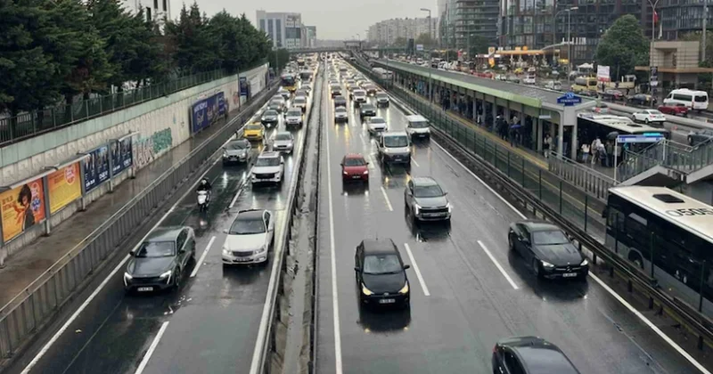 Sağanak alarmı İstanbul trafiğine yansıdı; yoğunluk yüzde 35 te kaldı Sözcü Gazetesi