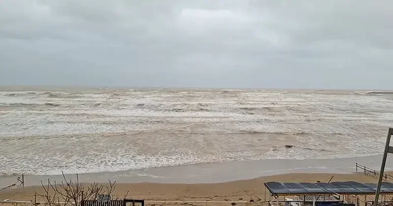 Şile de denizin rengi değişti, dev dalgalar oluştu