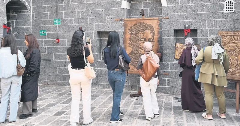 Diyarbakır usta şairini unutmadı