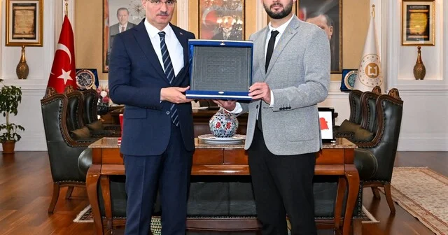 Genç Ahi den Vali Baruş a anlamlı takdim Erzurum temsilcisi Bilirdönmez, Ahi sancağı plaketini Vali Baruş a sundu Erzurum Haberleri Habertürk Yerel Haberler