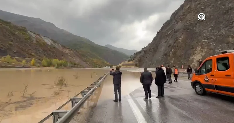 Erzincan Erzurum kara yolunda heyelan Son dakika haberleri