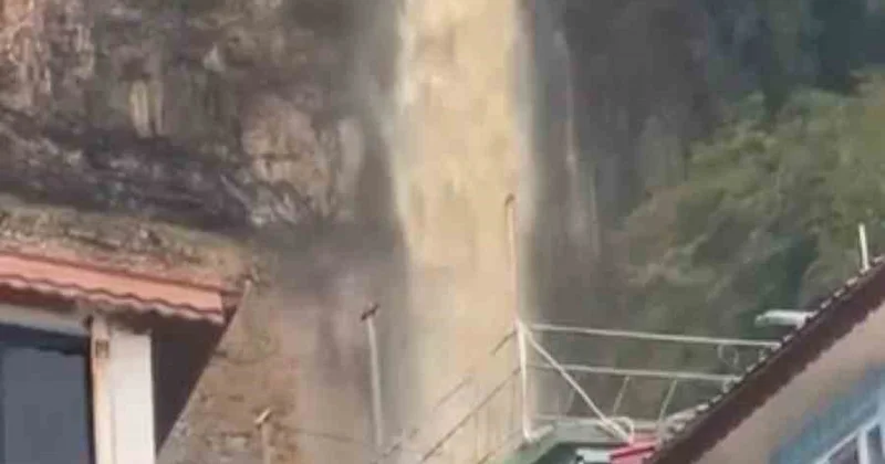 Bartın da sağanak mazgalları taşırdı, kaldırıma çıkan fare çevredekileri korkuttu