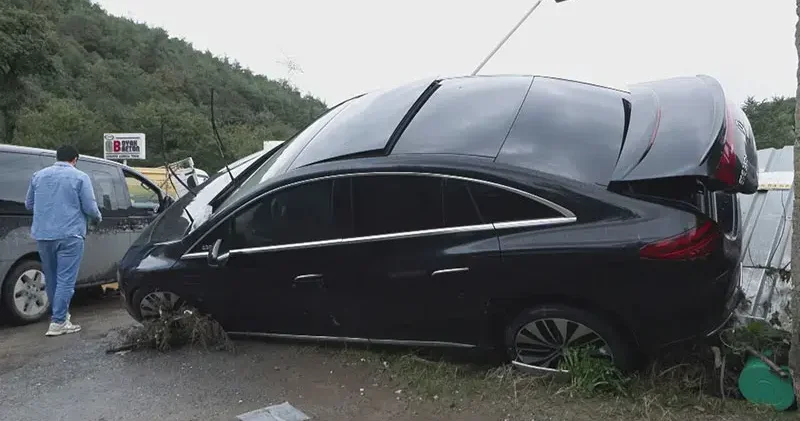 Ayazağa da sel nedeniyle aracında mahsur kalan sürücü: Araç 1 kilometre sürüklendi