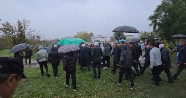 Selde akıma kapılan 14 yaşındaki hafız Mahmud son yolculuğuna uğurlandı İstanbul da yaşanan selde elektrik akımına kapılarak hayatını kaybeden Mahmud Işıldak Düzce de babasının yanına defnedildi Düzce Son Dakika Haberleri Habertürk Yerel Haberler