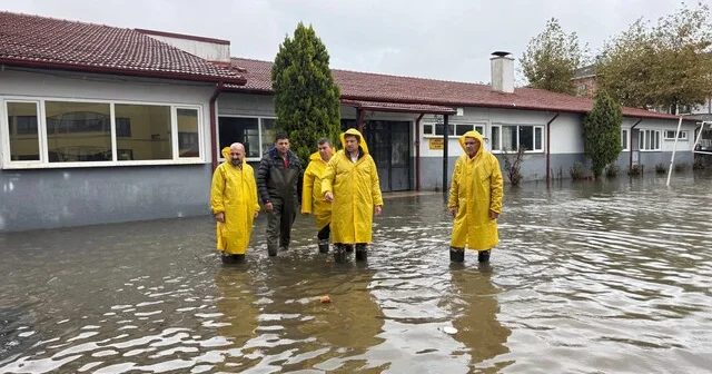 Karasu da selden etkilenen 15 okulda hasar tespit çalışmaları sürüyor Sakarya Haber Habertürk Yerel Haberler