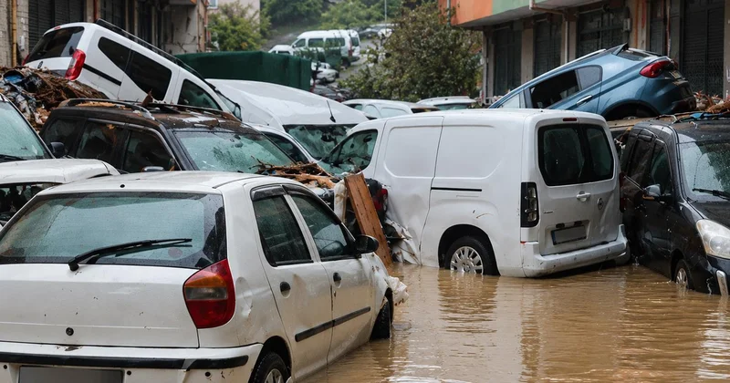 İstanbul da felaketin fotoğrafı! Araçlar üst üste yığıldı