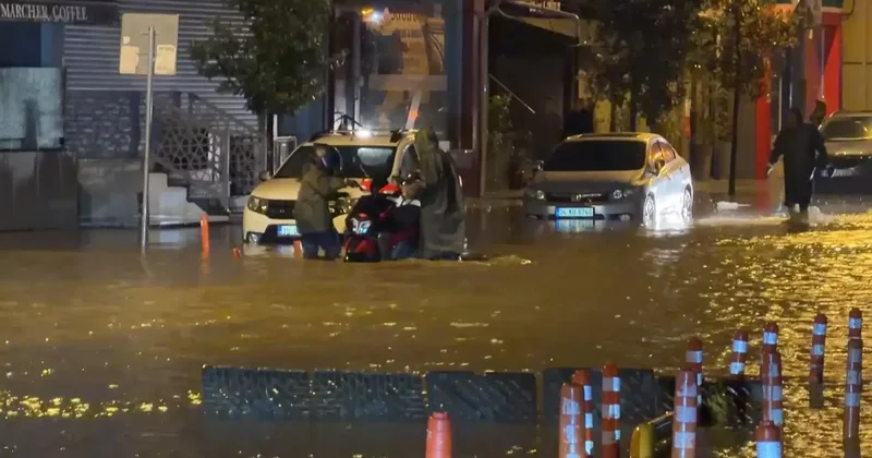 Kağıthane’de yasağa rağmen trafiğe çıkan motosikletliler suyla kaplanan yolda kaldı