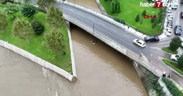Kağıthane Deresi nde korkutan manzara: Sulara gömülen araç vinçle çıkarıldı
