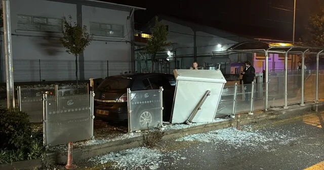 Eskişehir de otomobil tramvay durağına daldı: 1 yaralı Durağın boş olması muhtemel bir faciayı önlerken, araçta sıkışan sürücü itfaiye ekiplerince kurtarıldı Eskişehir Haber Habertürk Yerel Haberler