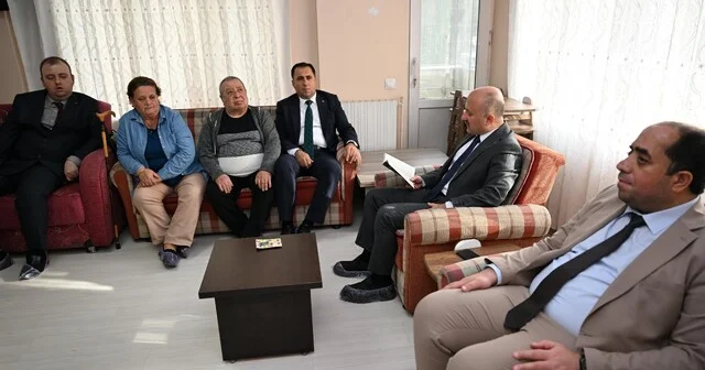 Vali Varol, görme engellilerle aynı sayfada buluştu Aydın da 9 yıldır süren kitap okuma geleneğine Vali Varol da katıldı Aydın Haberleri Habertürk Yerel Haberler