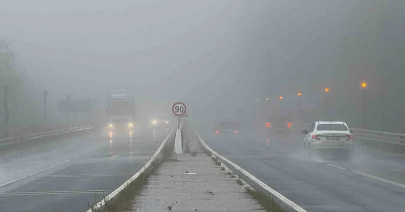 Bolu Dağı nda yoğun sis ve yağış ulaşımı zorlaştırıyor