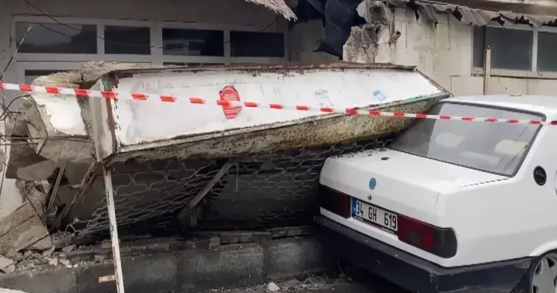 Küçükçekmece’de evin duvarı park halindeki aracın üzerine devrildi