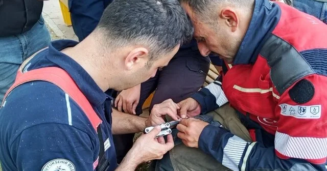 İskenderun da ağaca takılan güvercin itfaiye ekiplerince kurtarıldı Hatay Haberleri Habertürk Yerel Haberler
