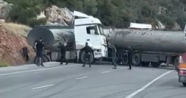 Gaziantep te 2 tanker çarpıştı: Sürücüler yaralandı Tankerlerden birinde bulunan tonlarca yakıt yola döküldü Gaziantep Haber Habertürk Yerel Haberler