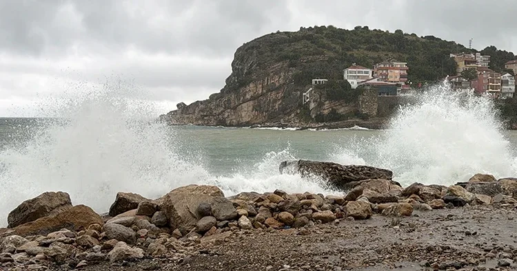 Amasra da fırtına alarmı: 2 metrelik dev dalgalar kıyıyı dövdü