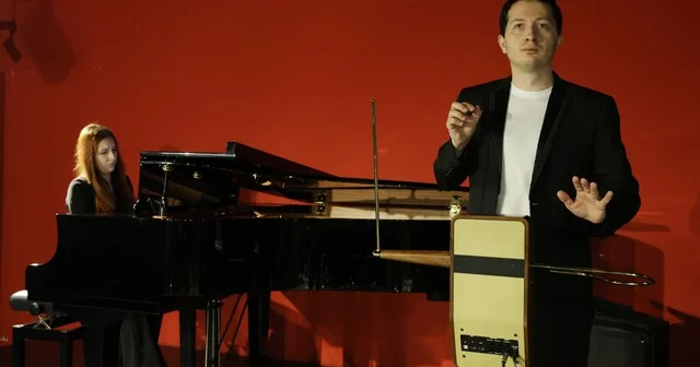 Dünyada sayılı kişi çalabiliyor, Bursa da müzeye bağışlandı Tuş yok, tel yok, dokunmak yok: Havada dans eden ellerinden müzik çıktı Bursa Haberleri Habertürk Yerel Haberler