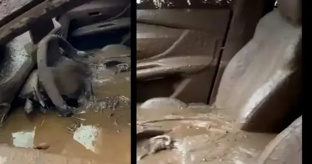 İstanbul da selde hasar gören bir arabanın içi çamur doldu