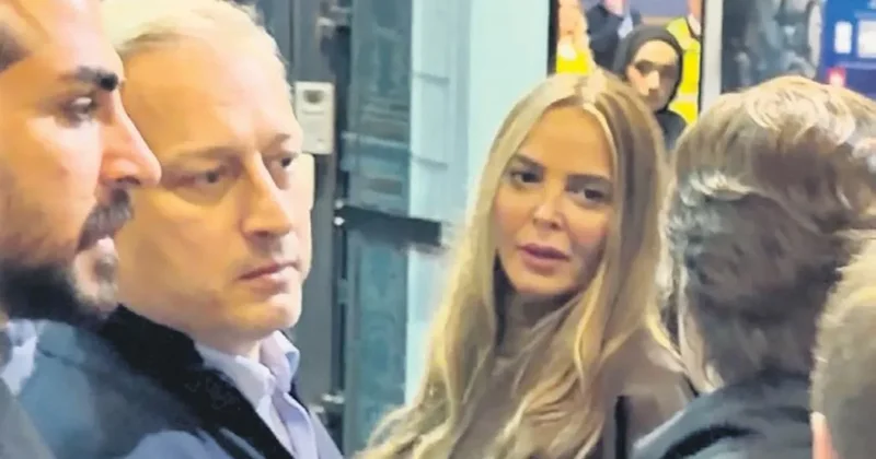 Sevgililer ilk kez el ele