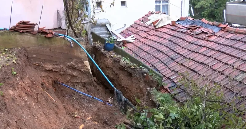 Beykoz’da istinat duvarı çöktü; 3 katlı bina tahliye edilecek