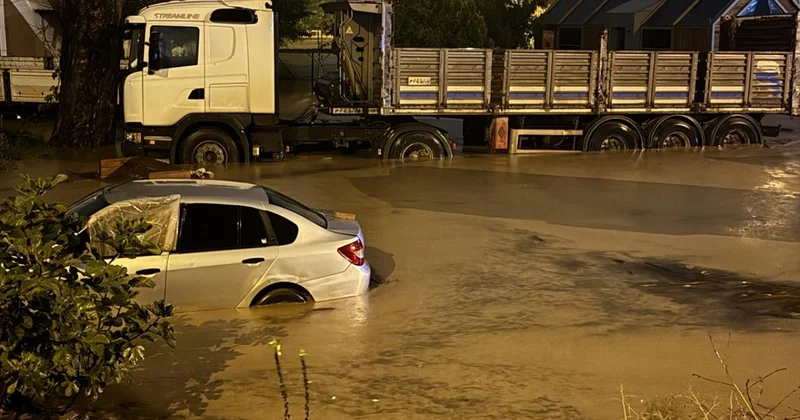 Kocaeli de sağanak: Caddeler ve sokaklar göle döndü