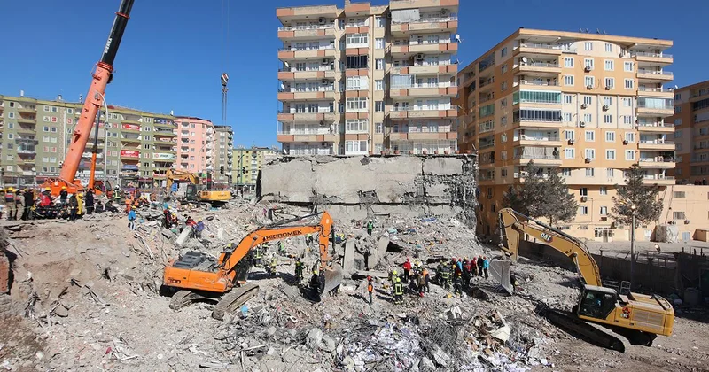 77 kişiye mezar olan binayla ilgili 3 belediye çalışanına dava