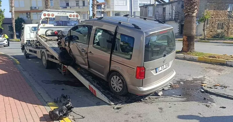 Antalya’da palmiye ağacına çarpan aracın sürücüsü yaralandı