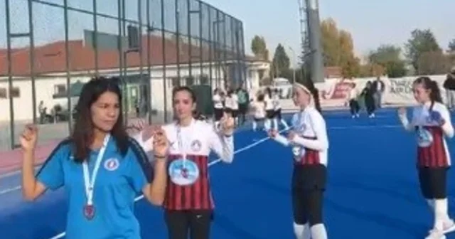 Muğla nın şampiyon kızlarından Konya da efsane kutlama şampiyonluk Zeybek ile taçlandı Muğla Haberleri