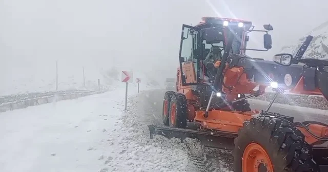 Kop Dağı nda yoğun kar yağışı: Karayolları ekipleri gece boyu seferber oldu Erzurum Haberleri