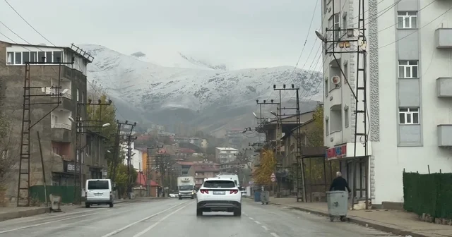 Yüksekova nın etrafını çevreleyen dağlar beyaza büründü Hakkari Haberleri