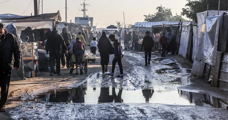 Gazze deki hükümet: Gazzelilerin acısı eskimiş çadırlarının sular altında kalması üzerine daha da kötüleşti