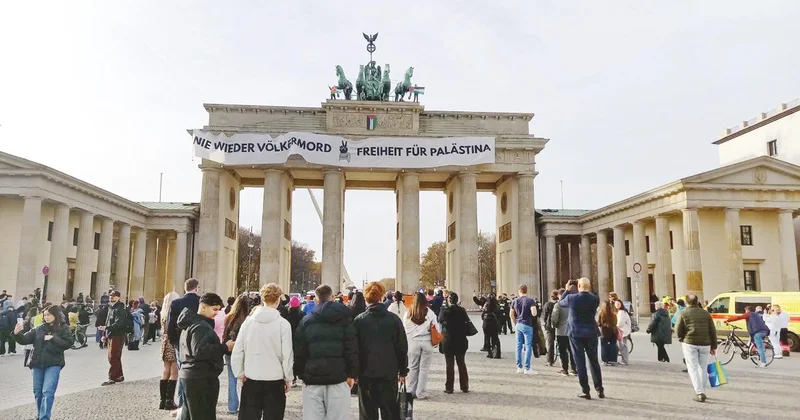 Brandenburg Kapısı’na Filistin bayrağı