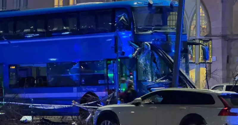 İsveç te otobüs durağa girdi: 3 ölü