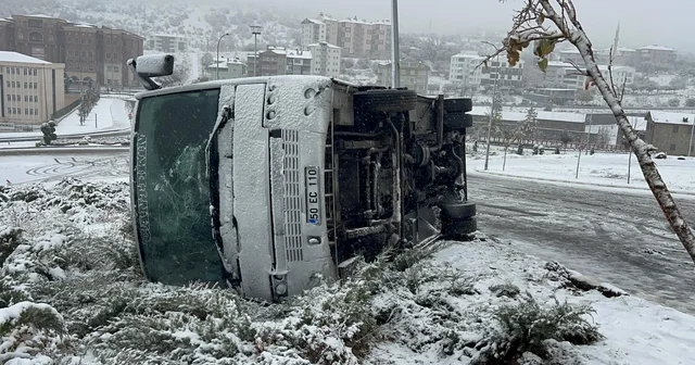 Nevşehir de işçi servis midibüsü devrildi: 14 yaralı Nevşehir Haberleri