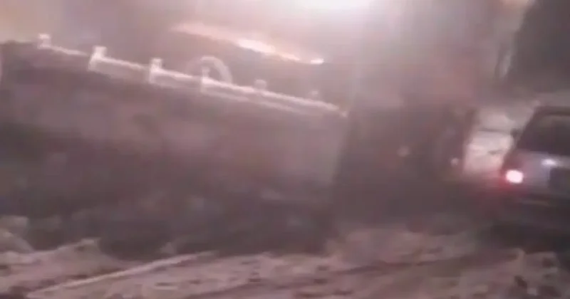 Malatya’da yoğun kar yağışı etkili oldu, çok sayıda araç yolda kaldı