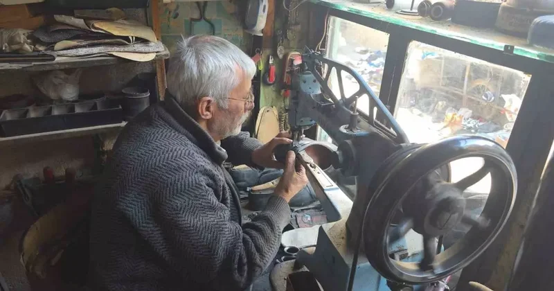 Kütahya’da 65 yıllık ayakkabı ustası Mehmet Ersulak: Meslek bitti, yetişen yok