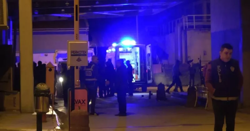 Otomobil belediyeye ait kamyona arkadan çarptı: 1’i bebek 3 yaralı