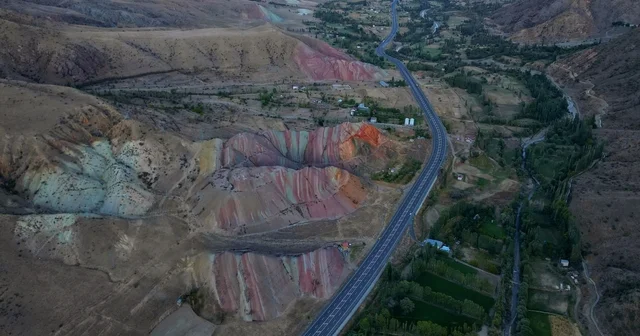 45 milyon yılda oluştu Erzurum un Oltu ilçesinde doğanın renkli yüzü: Gökkuşağı tepeleri Erzurum Haberleri