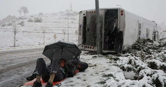Kaza sonrası sağlık ekiplerini şemsiye ile yatarak bekledi Nevşehir de işçi servisi takla attı: 14 yaralı Nevşehir Haberleri