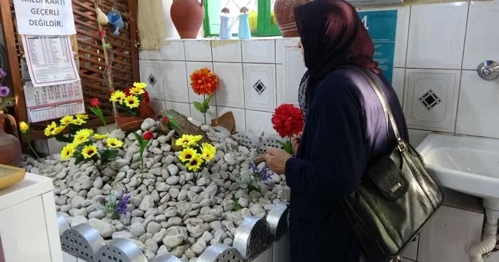 Pide salonundaki gizemli mezar müşterileri şaşırtıyor! Sırrı ortaya çıktı... İşte Ayırt Dede nin hikayesi...