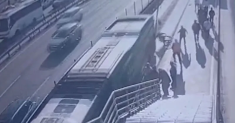 Metrobüs altında feci ölüm
